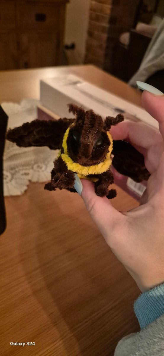 HellaMysteryMe's tweet photo. More updates on the honeybee #crafts #pipecleaner #honeybee https://t.co/n9Ity3JB52