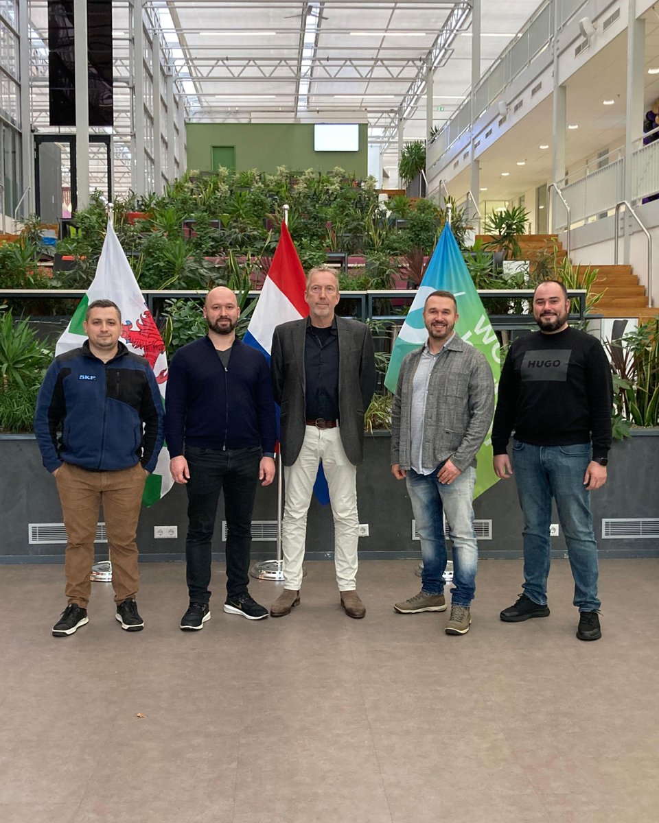 Today, WHC welcomed a group of four growers from Ukraine. Based on their ambition to expand and improve their greenhouse growing operations, the group took part in our thematic tour: 𝘛𝘦𝘤𝘩𝘯𝘰𝘭𝘰𝘨𝘺 – 𝘚𝘮𝘢𝘳𝘵 𝘚𝘰𝘭𝘶𝘵𝘪𝘰𝘯𝘴 𝘪𝘯 𝘵𝘩𝘦 𝘎𝘳𝘦𝘦𝘯𝘩𝘰𝘶𝘴𝘦.