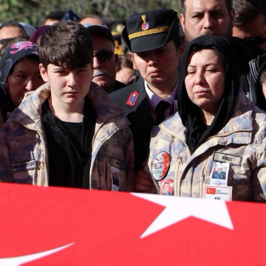 Turkovasi's tweet image. 🇹🇷Şehit İlker Aykut'un eşi ve oğlu, şehidimizin parkasını giyerek son yolculuğuna uğurladı.