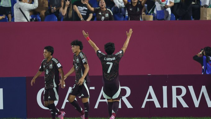 Ultrapuebla's tweet photo. ⚽🇲🇽 ¡México hace historia en el Sub-17!
La Selección Mexicana avanza a octavos tras vencer a Argentina en tanda de penales.
¡Gran actuación del Tri juvenil! ¿Cómo los ves rumbo a la siguiente fase?
#FernandoCanales #UltraNoticiasPuebla #Puebla #México #MundialSub17 #TriSub17 https://t.co/NZjejcsBTt