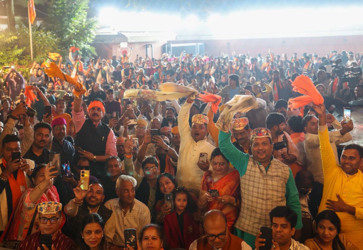 बिहार विधानसभा चुनाव 2025 में NDA को मिली ऐतिहासिक विजय के उपरांत भाजपा केंद्रीय कार्यालय, नई दिल्ली में पीएम श्री <a href="/narendramodi/">Narendra Modi</a>, पार्टी के राष्ट्रीय अध्यक्ष श्री <a href="/JPNadda/">Jagat Prakash Nadda</a> ने श्री <a href="/rajnathsingh/">Rajnath Singh</a>, श्री <a href="/AmitShah/">Amit Shah</a> की उपस्थिति में वहां उपस्थित समर्थकों व कार्यकर्ताओं को संबोधित किया।