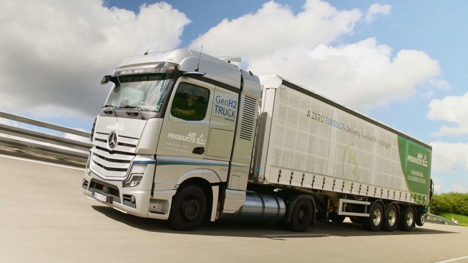 fuelcellsworks's tweet photo. .@airproducts completed a year-long trial of the @MercedesBenz GenH2 Truck: 50,000 km, 35 tonnes, ~8 kg #H2/100 km, plus an onboard H₂ forklift recharged in transit. 

#HydrogenNow #Fuelcells #CleanEnergy #Decarbonise

https://t.co/0ZOrlKe7Lc https://t.co/1Yq1IR54yK