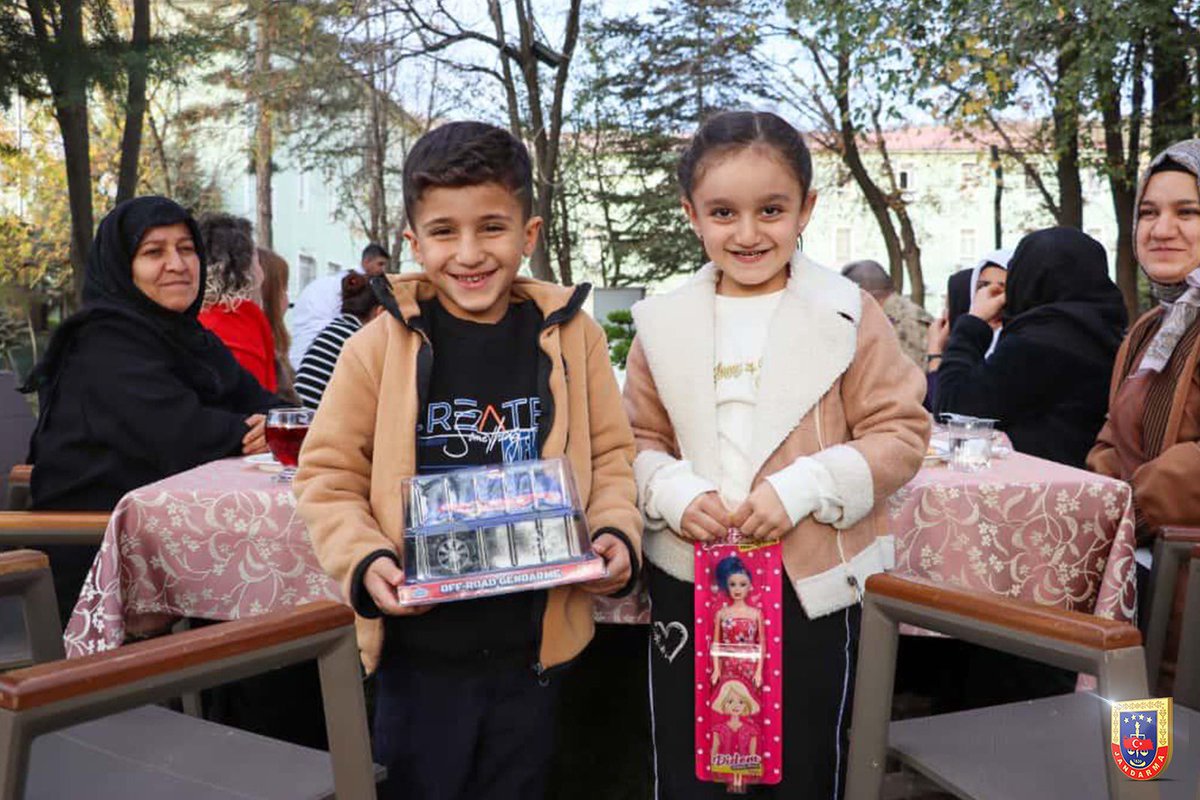 Şırnak ilimizde ikamet eden Şehit ailelerimiz ve Gazilerimiz, İl Jandarma Komutanlığımız tarafından misafir edildi.
📍Şırnak
🗓️13 Kasım 2025
#Jandarma