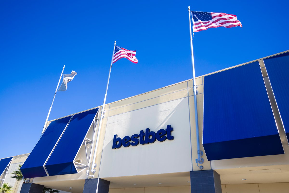 WPT's tweet photo. Cards are in the air for Day 1A of the $5,000 @WPT bestbet Scramble Championship at @bestbet_jax ☀️

51 entries at the start of the day 📈

$1,000,000 GTD 💰

Registration remains open until the start of Level 9 (at approx. ~9:45pm) 👀 https://t.co/PZ253Ym2cr