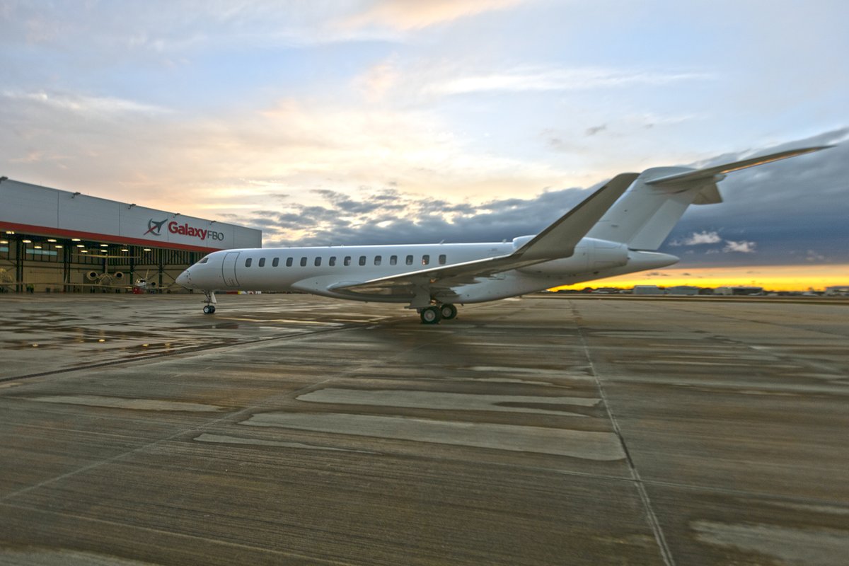 GalaxyFBO's tweet photo. We like big birds and we cannot lie...

#KHOU #Global7500 https://t.co/jcduahGofT