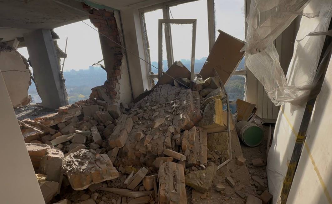 _vyron_s_'s tweet image. Friends
As some of you know, I live in Ukraine. I didn’t want to bring the current situation here, but sadly, my home was damaged during last night’s shelling.
I’d be deeply grateful for any support, every bit truly means a lot!

You can support me here: ko-fi.com/vyronnes