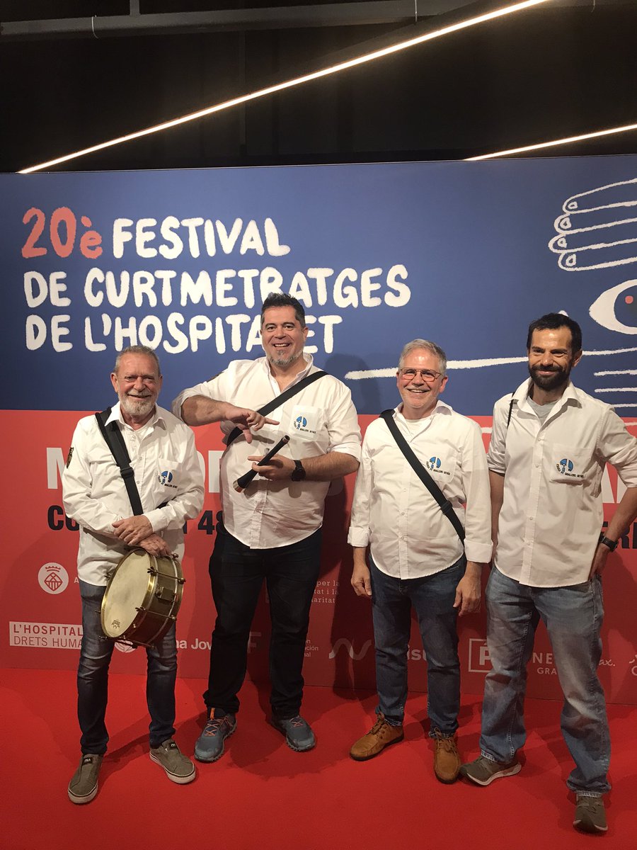 Avui som al 20è Festival de Curtmetratges  de l’Hospitalet acompanyant l’estimada @collanovabdc. Sempre és un plaer veure ballar aquesta colla 🫶🏼🫶🏼🫶🏼🫶🏼 #gralla #Bastons #tradició #arrels #dinapontusapocalipsifinaltour #dinapontusenruta #escoladegrallersdesitges