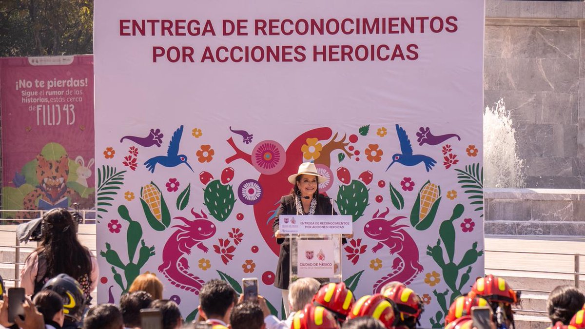 CdmxPilares's tweet photo. 🇲🇽✨ Hoy acompañamos a la #JefaDeGobierno, @ClaraBrugadaM, en la entrega de la insignia “Yaotl”, un reconocimiento dedicado a las y los guerreros de nuestro tiempo por sus acciones heroicas en favor de nuestra ciudad.
Nuestro Coordinador General, el Arq. @Javier_Hidalgo, estuvo presente durante este acto solemne, acompañando y reconociendo a quienes inspiran con su entrega y vocación de servicio. ✨🙌🏻