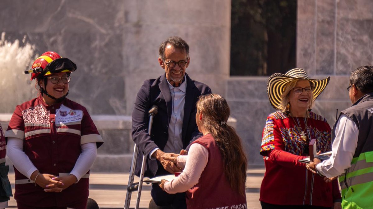 CdmxPilares's tweet photo. 🇲🇽✨ Hoy acompañamos a la #JefaDeGobierno, @ClaraBrugadaM, en la entrega de la insignia “Yaotl”, un reconocimiento dedicado a las y los guerreros de nuestro tiempo por sus acciones heroicas en favor de nuestra ciudad.
Nuestro Coordinador General, el Arq. @Javier_Hidalgo, estuvo presente durante este acto solemne, acompañando y reconociendo a quienes inspiran con su entrega y vocación de servicio. ✨🙌🏻