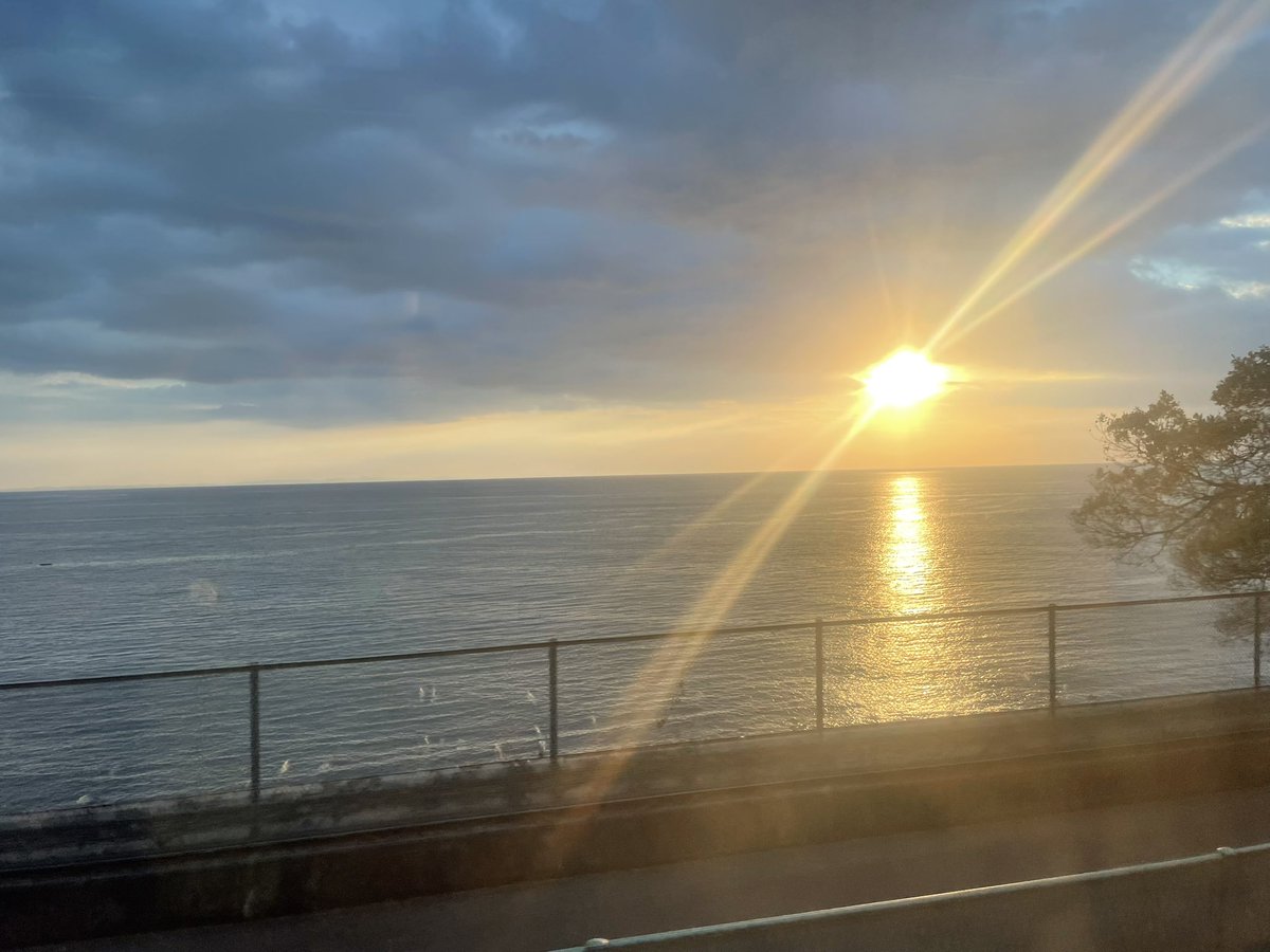 panda_liferoad's tweet image. 今日も始まりました。

明日なんて来ないで欲しいと思う日もありますよね。
けれど、太陽はこんなにも美しいのです。
毎日、陽は昇り沈みます。
あなたの陽はいま沈んでいるかもしれませんが、あなたが太陽のように輝く日は必ず来ます。
今日も一緒に生き延びましょうね。

#闘病垢さんと繋がりたい