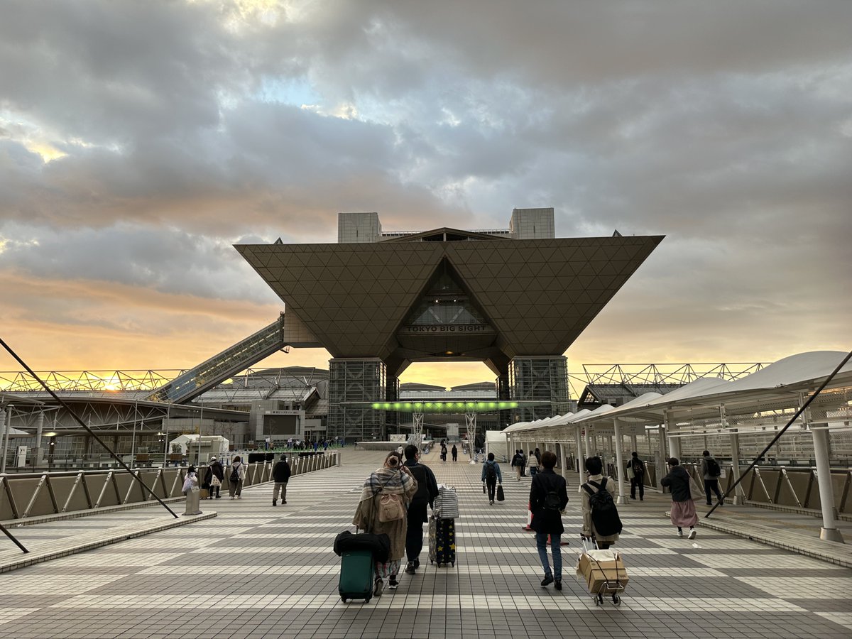 おはようございます！

ビッグサイトには既に100人以上の待機列が出来てます。
ポップンのグッズを付けた方も多く並んでますね🎹
整理券争奪になりそう…？

お互い楽しんでいきましょうー！

#popn #popnCheers #アミューズメントエキスポ