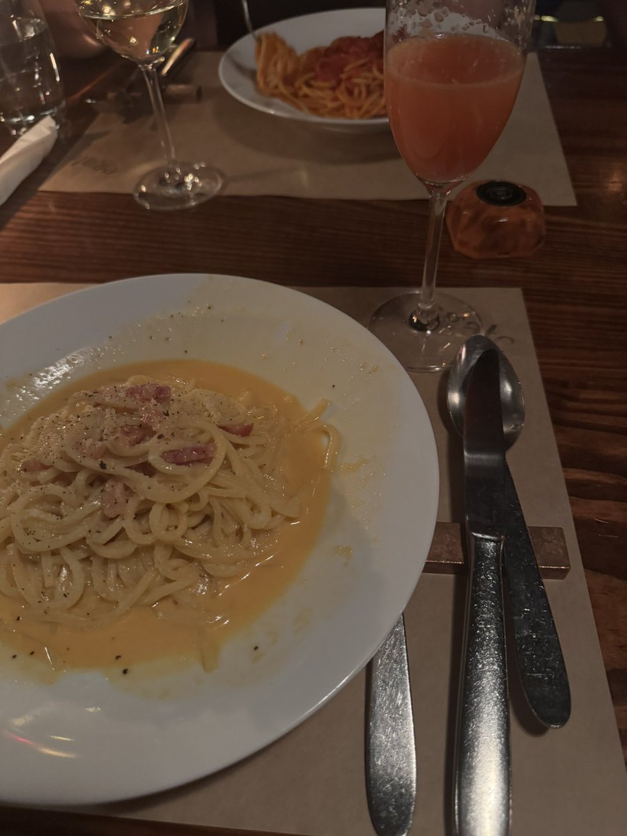 man I love carbonara pasta + wine