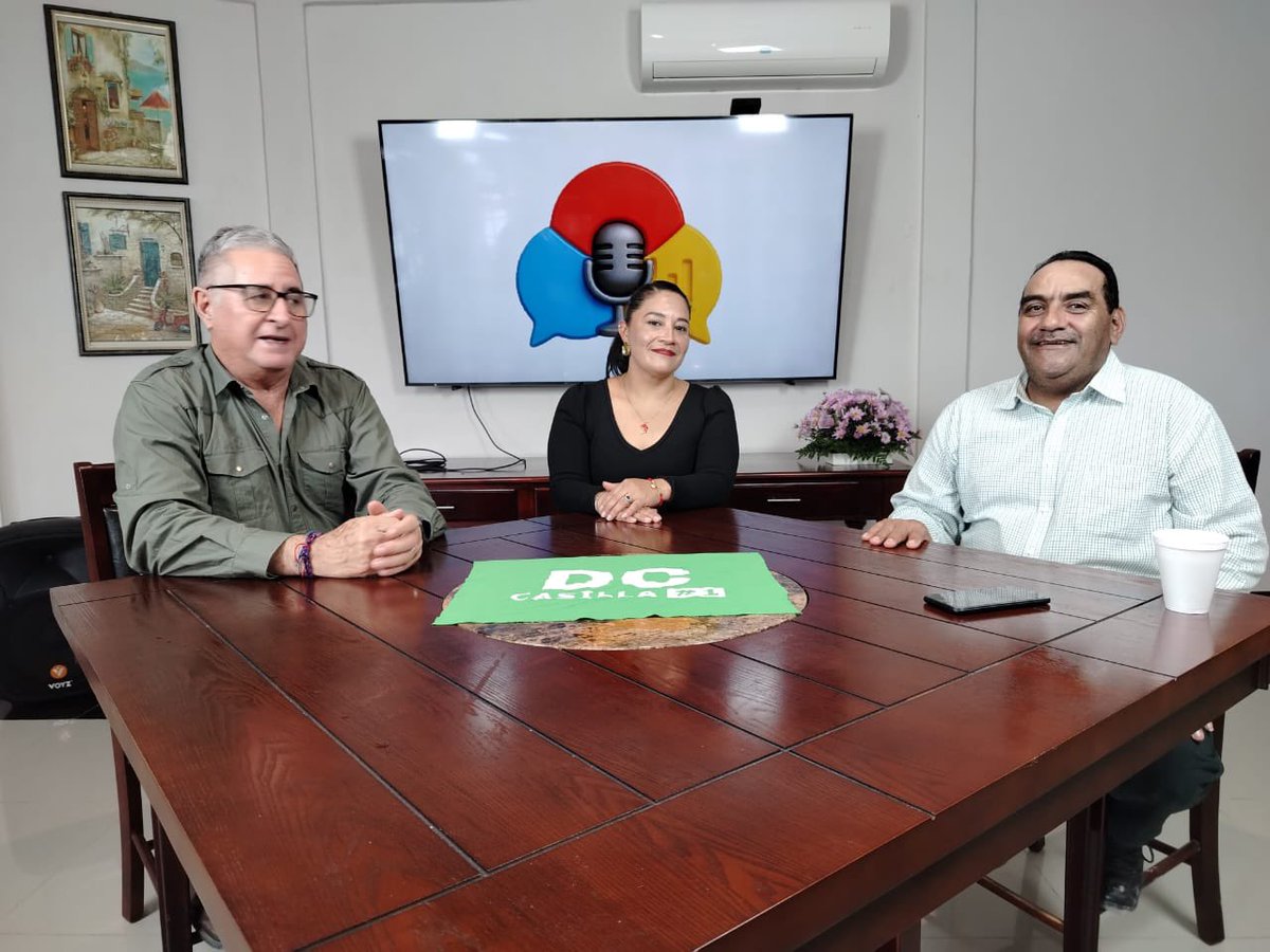 Gabriela dando a conocer su plan de gobierno municipal, Marcala merece lo mejor!! Merece a Gabriela Granados Alcalde!!

Vota verde todito verde!!