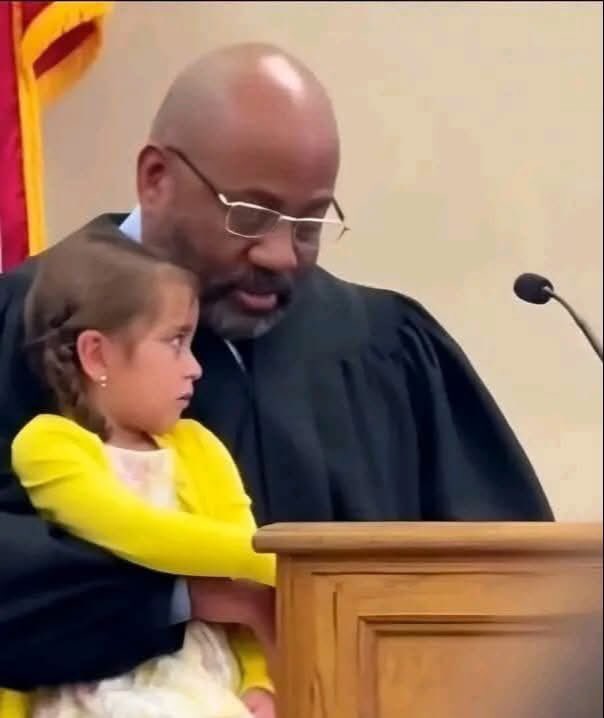 yvan_theriault's tweet image. « J’ai peur de lui… », chuchota la fillette de cinq ans, refusant de monter à la barre des témoins.

Le juge hocha la tête, puis fit quelque chose que personne n’avait jamais vu auparavant dans une salle d’audience.

C’était la partie la plus difficile du procès.
La petite Anna,…