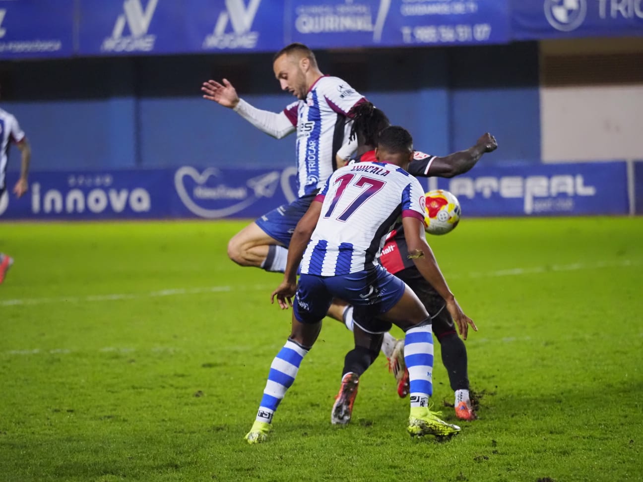 Quicala y Santamaría pelean un balón durante la segunda mitad - RAI 