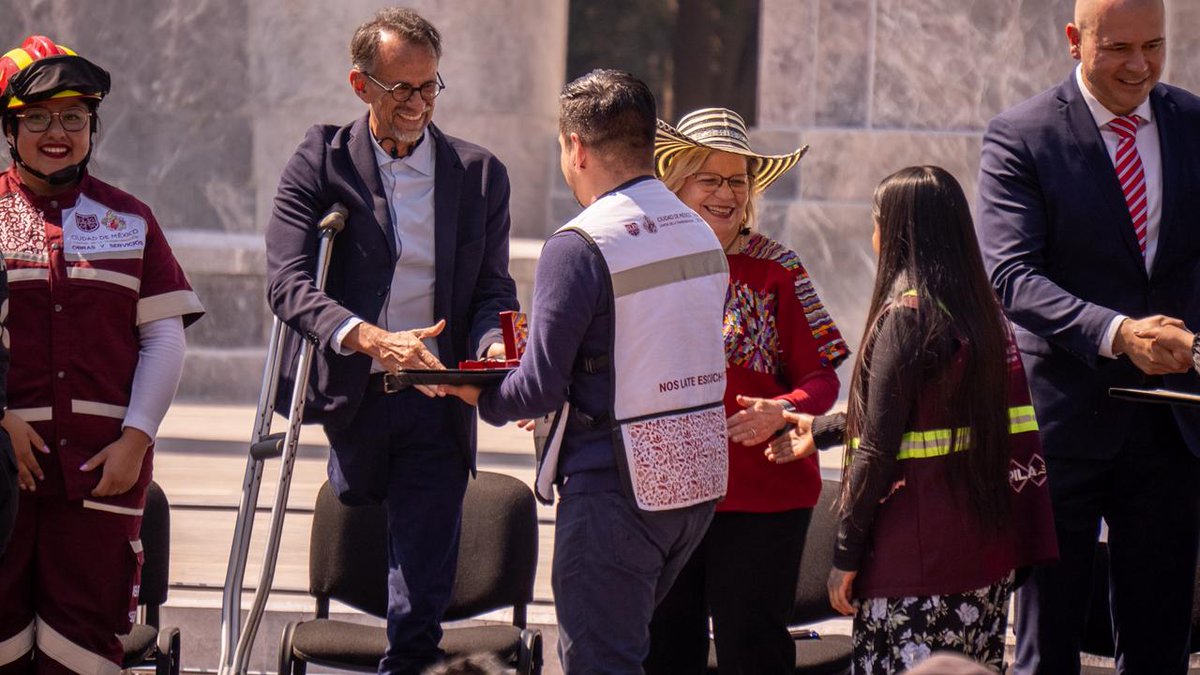 CdmxPilares's tweet photo. 🇲🇽✨ Hoy acompañamos a la #JefaDeGobierno, @ClaraBrugadaM, en la entrega de la insignia “Yaotl”, un reconocimiento dedicado a las y los guerreros de nuestro tiempo por sus acciones heroicas en favor de nuestra ciudad.
Nuestro Coordinador General, el Arq. @Javier_Hidalgo, estuvo presente durante este acto solemne, acompañando y reconociendo a quienes inspiran con su entrega y vocación de servicio. ✨🙌🏻