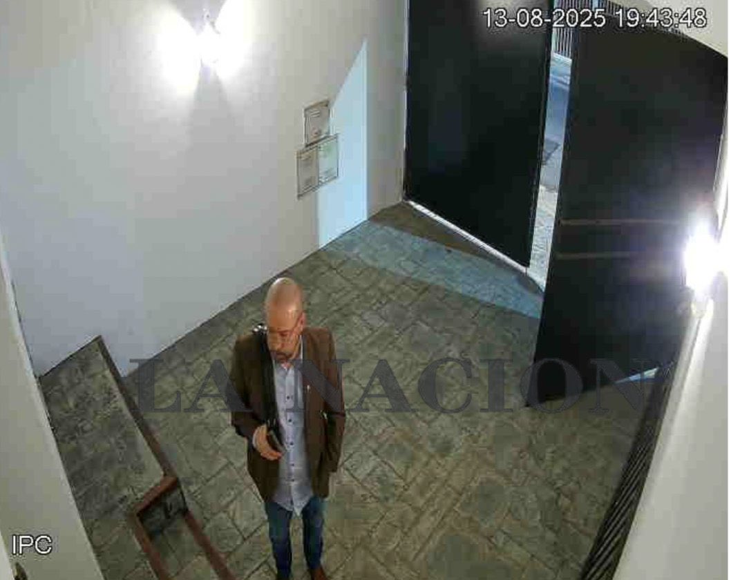 ⚠️LA MOCHILA DE SPAGNUOLO ⚠️
No es K, no son bolsos y no es un convento.
Es un funcionario libertario, amigo del presidente Milei, saliendo de la casa de un "empresario", llevándole las coimas a KARINA...

EL GOBIERNO MÁS CORRUPTO DE LA HISTORIA