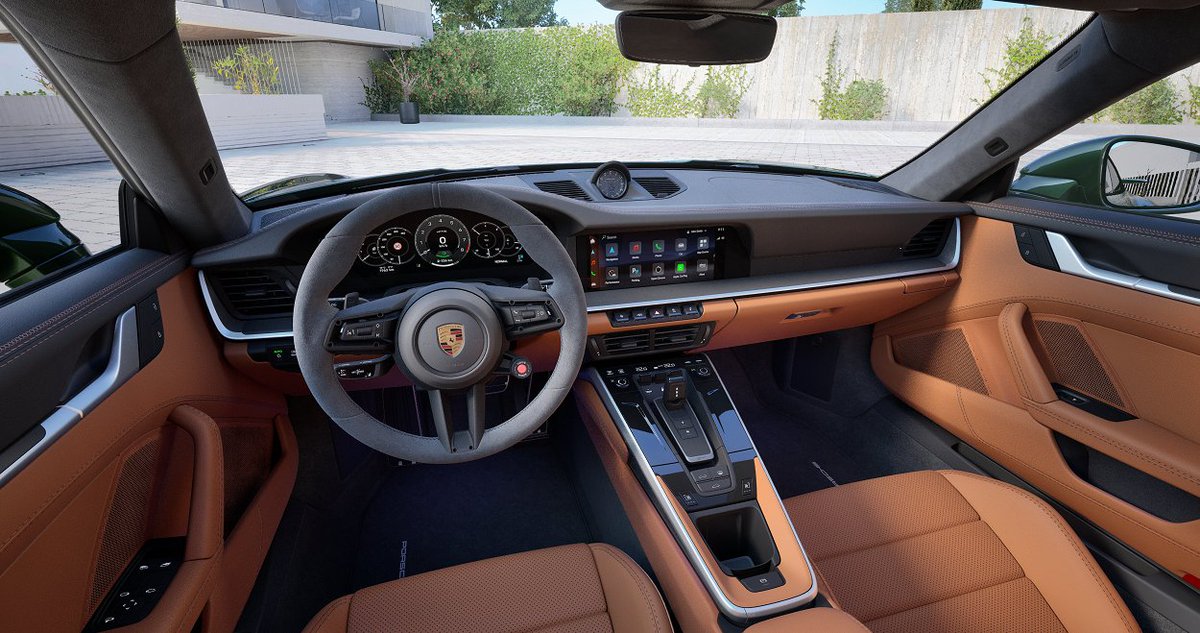 UltimativCars's tweet image. Next #configuration is the #Porsche 911 [992.2] as #Carrera #Coupé #GTS:

in Oak Green met. incl. side-mirrors w/ el. glass sliding sunroof, Privacy Glass, cognac/black full leather interior &amp;amp; Exclusive Aerokit.

Full list of desired equipment: t1p.de/tr2at
(in German)