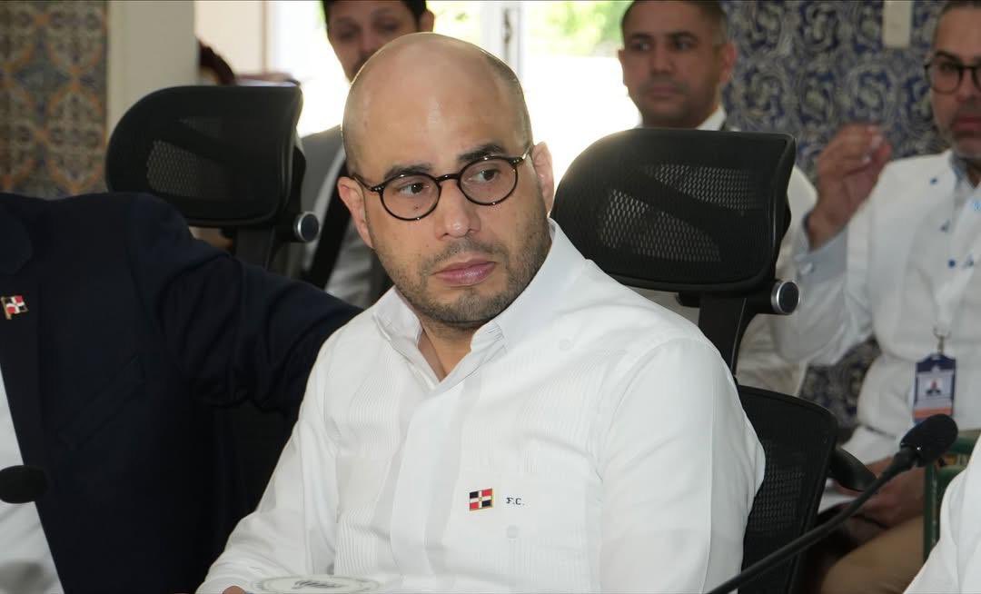 MIREXRD's tweet image. Llevamos a cabo una reunión del Gabinete Ministerial de esta Cancillería, encabezada por el canciller @RobalsdqAlvarez , junto a viceministros, directores y responsables de áreas clave.