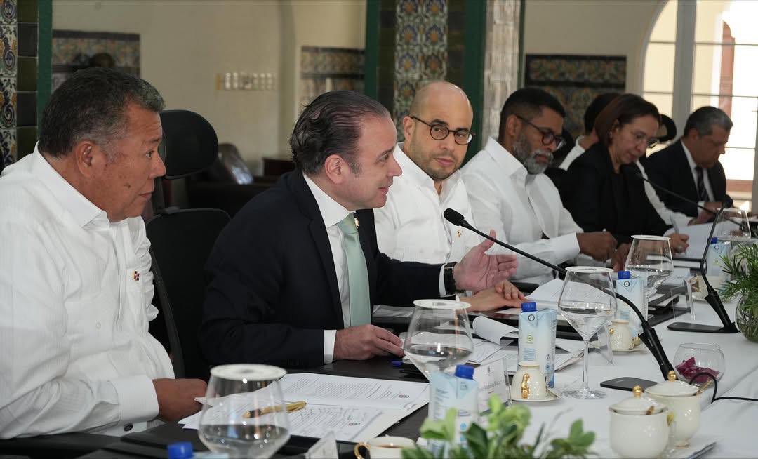 MIREXRD's tweet image. Llevamos a cabo una reunión del Gabinete Ministerial de esta Cancillería, encabezada por el canciller @RobalsdqAlvarez , junto a viceministros, directores y responsables de áreas clave.