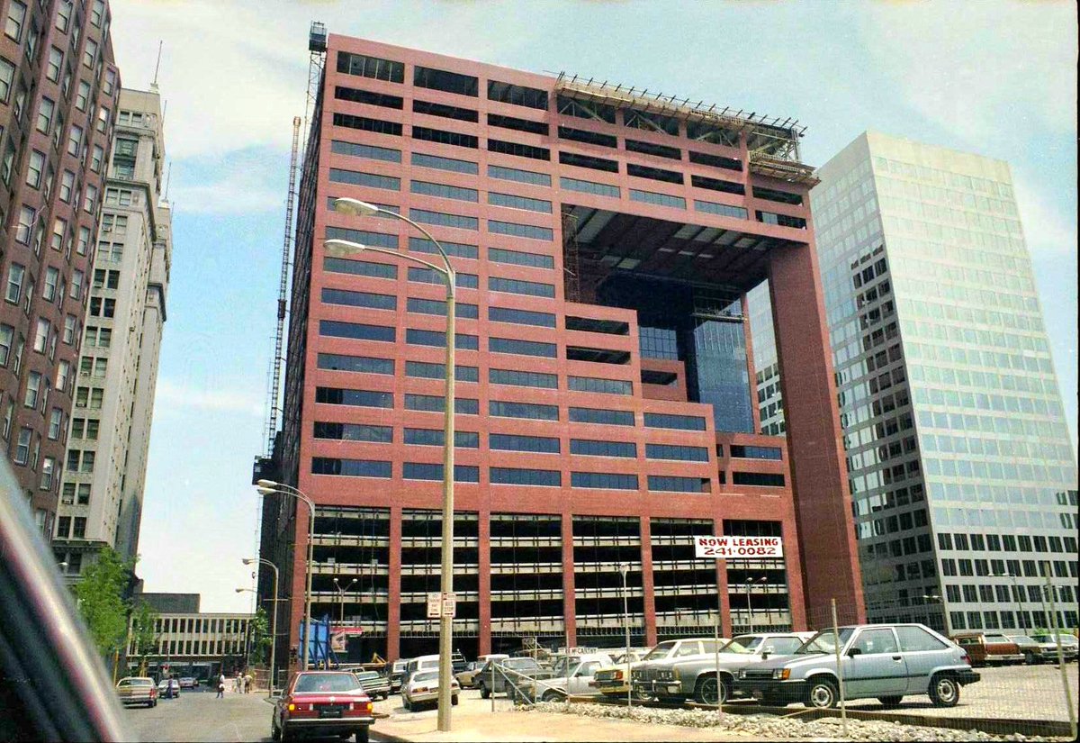 Construcción del edificio de oficinas St. Louis Place en el centro de San Luis, EEUU, en 1983. Foto mía.
