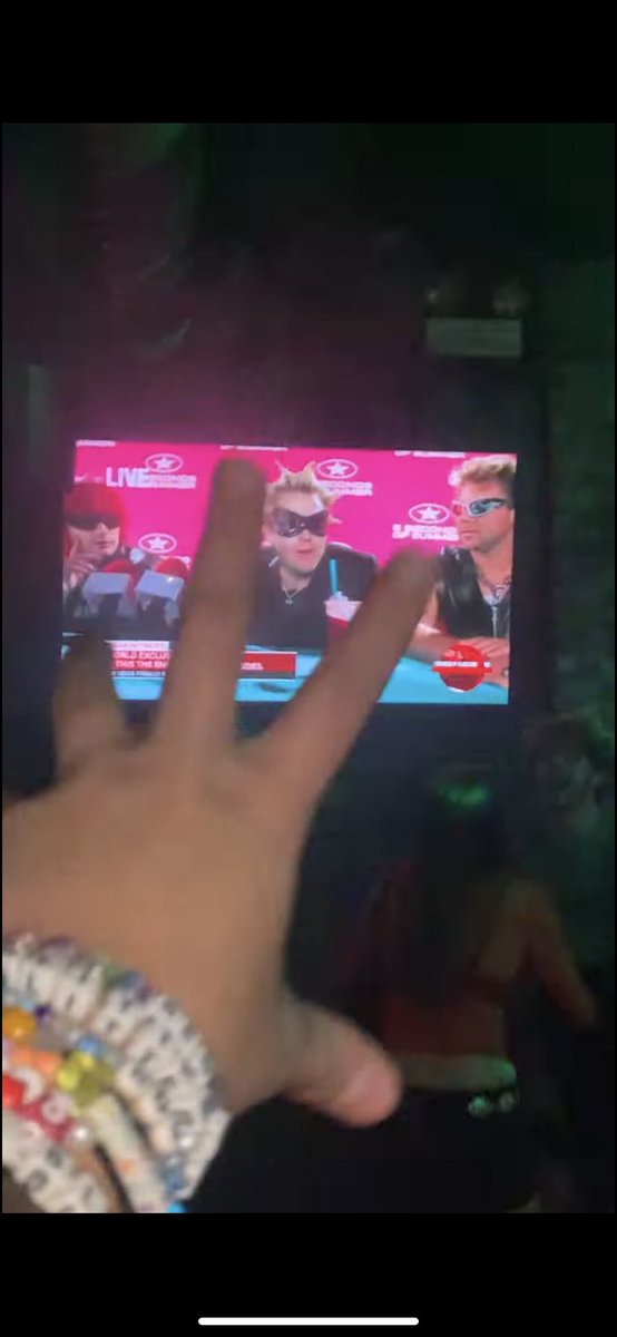 kkLuvsCake's tweet photo. wdym we got to hear everyone’s a star for the first time at the clurb?! wdym 5sos was playing at the clurb!? wdym 5sos 6th album is out!? @5SOS #5sos https://t.co/DBK08XODGp