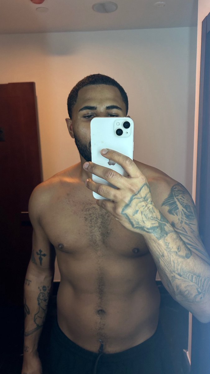 Late Friday… gym sesh hits different