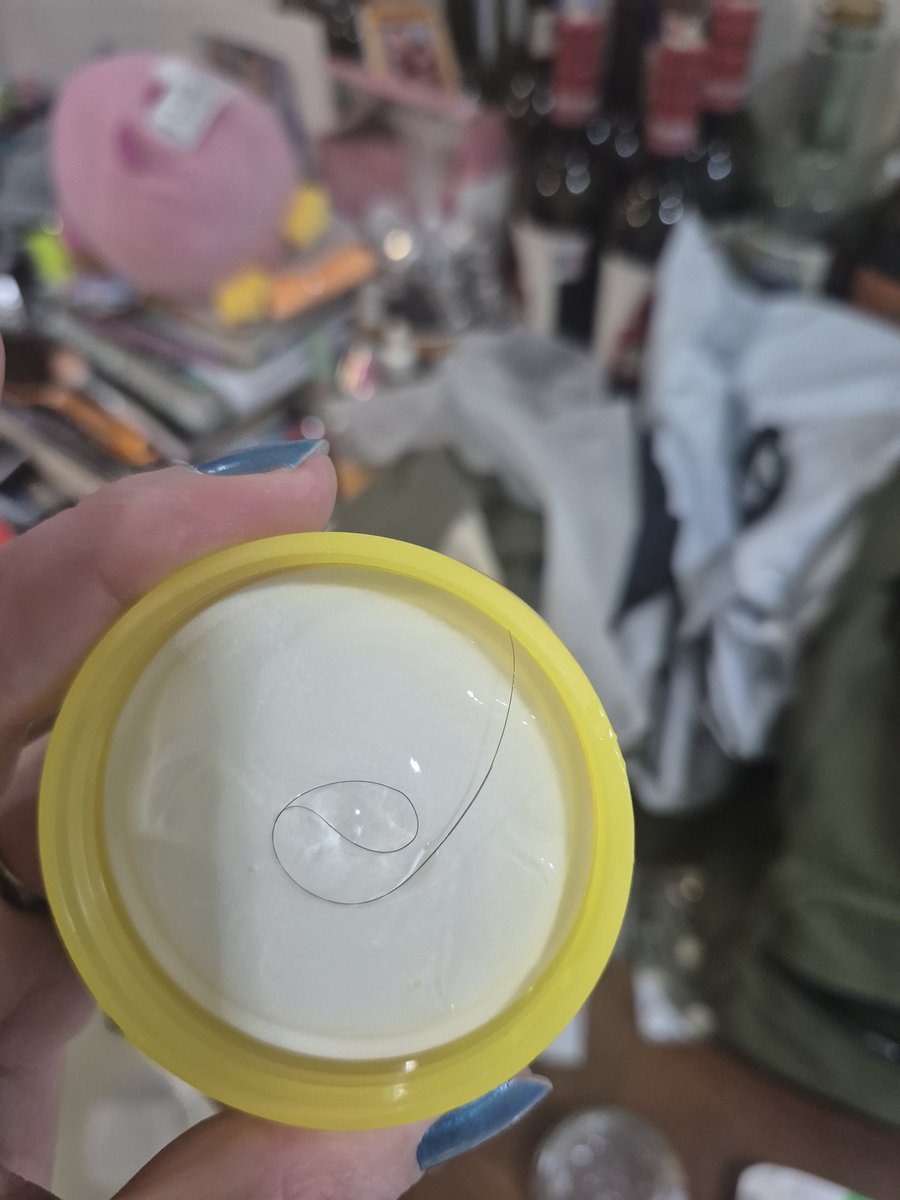 Abrí mi gel de la cara NUEVO y trae un pelo pegado en la tapa por dentro, ¿Qué onda con su control de calidad, <a href="/garniermx/">Garnier Mexico</a> ? 🤢🤣