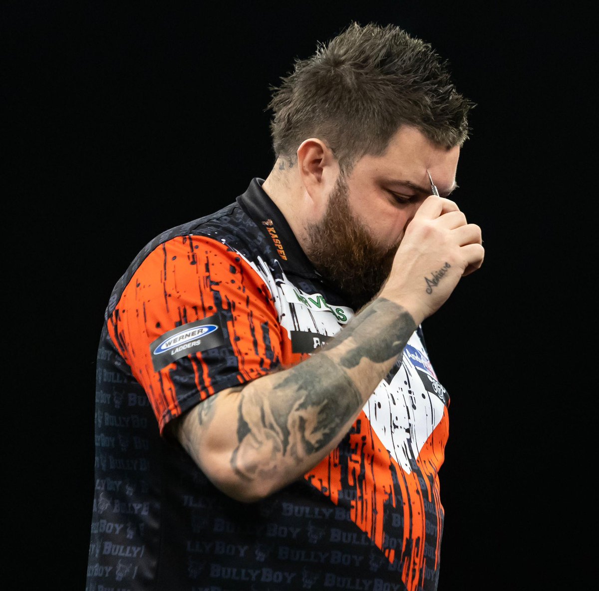 🗣️“Michael Smith when he is frustrated, when he is worried, when he is trying to figure things out on the dartboard, he will take the point of his dart and he scratches his forehead. 

“He has done that so much he has drawn blood.”

🎯 Dan Dawson on Michael Smith after he cut his