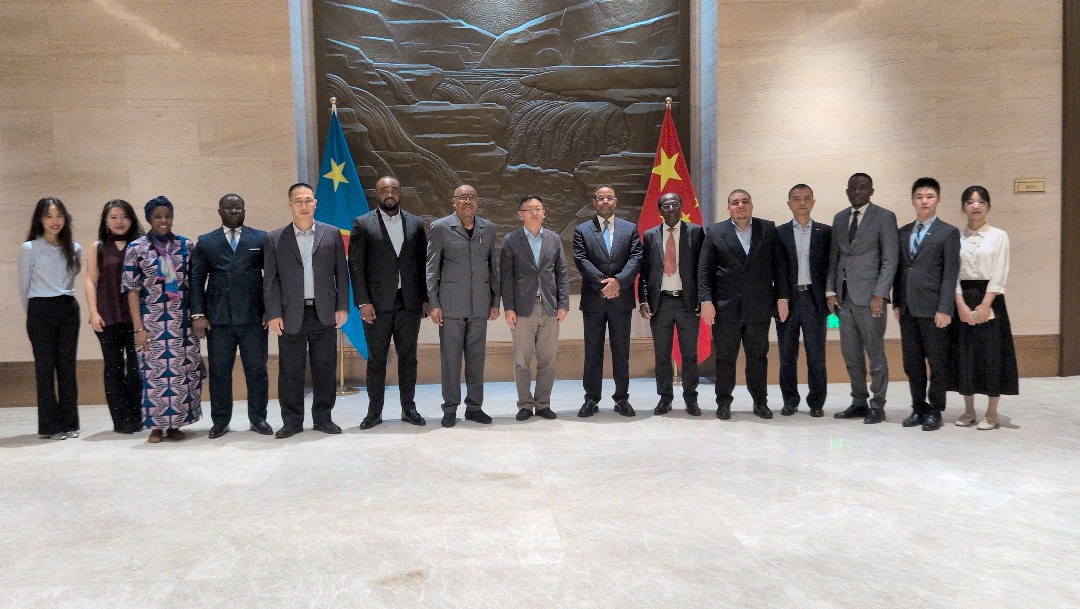 cpvsrdc's tweet image. La Présidence de la République honorée par l’Ambassade de Chine !
Le 13 novembre 2025, les Chefs de corps des deux services spécialisés de la Présidence ont été reçus par M. Zhao Bin, Ambassadeur de Chine, pour une rencontre de remerciement et de clôture du Colloque Chine–Afrique…