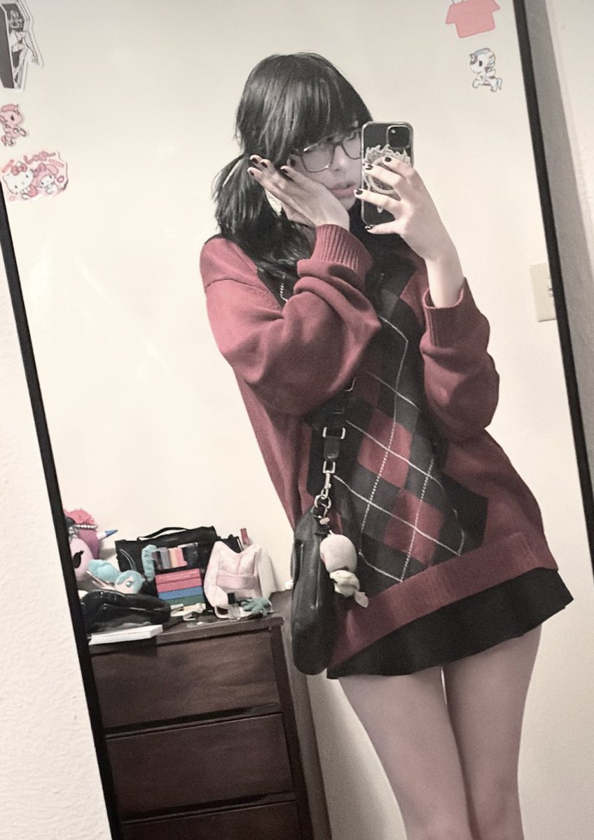 mothdevourer's tweet image. Outfit to read yuri manga on the work computers all day