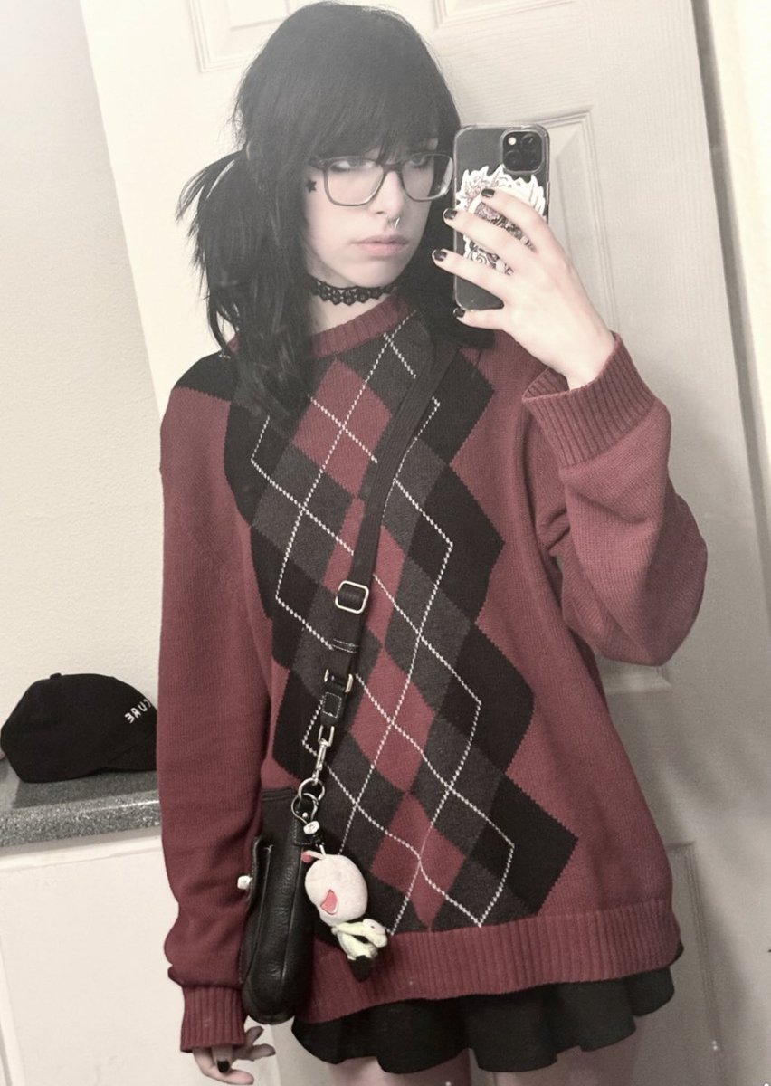 mothdevourer's tweet image. Outfit to read yuri manga on the work computers all day