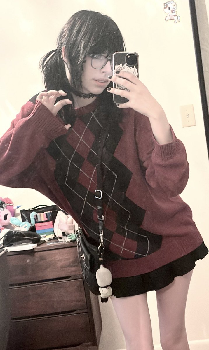 mothdevourer's tweet image. Outfit to read yuri manga on the work computers all day
