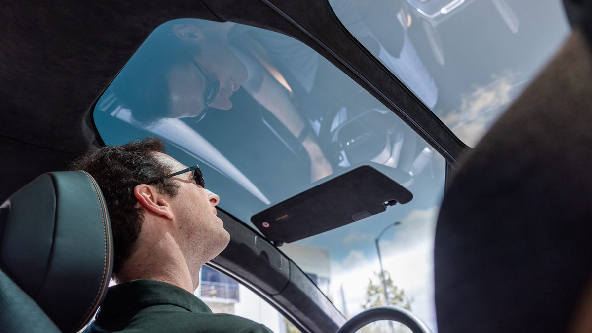 VGShades's tweet photo. @PTrubey @niccruzpatane Isn't it because the windshield goes all the way back and the visors are just attached to the glass?

I don't think there is a way for them to get a wire there. https://t.co/82LrIyghss