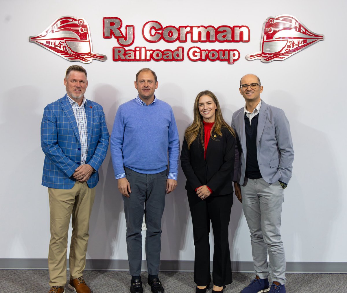 RepAndyBarr's tweet image. Great visit with Justin Broyles, the CEO of R.J. Corman, and his team today. RJ Corman is powering Kentucky jobs, strengthening our supply chain, and keeping American industry moving.