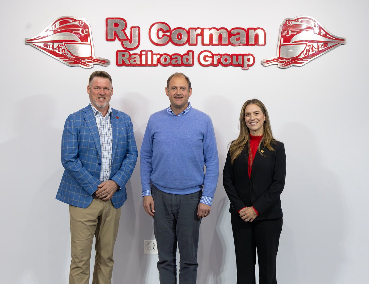 RepAndyBarr's tweet image. Great visit with Justin Broyles, the CEO of R.J. Corman, and his team today. RJ Corman is powering Kentucky jobs, strengthening our supply chain, and keeping American industry moving.