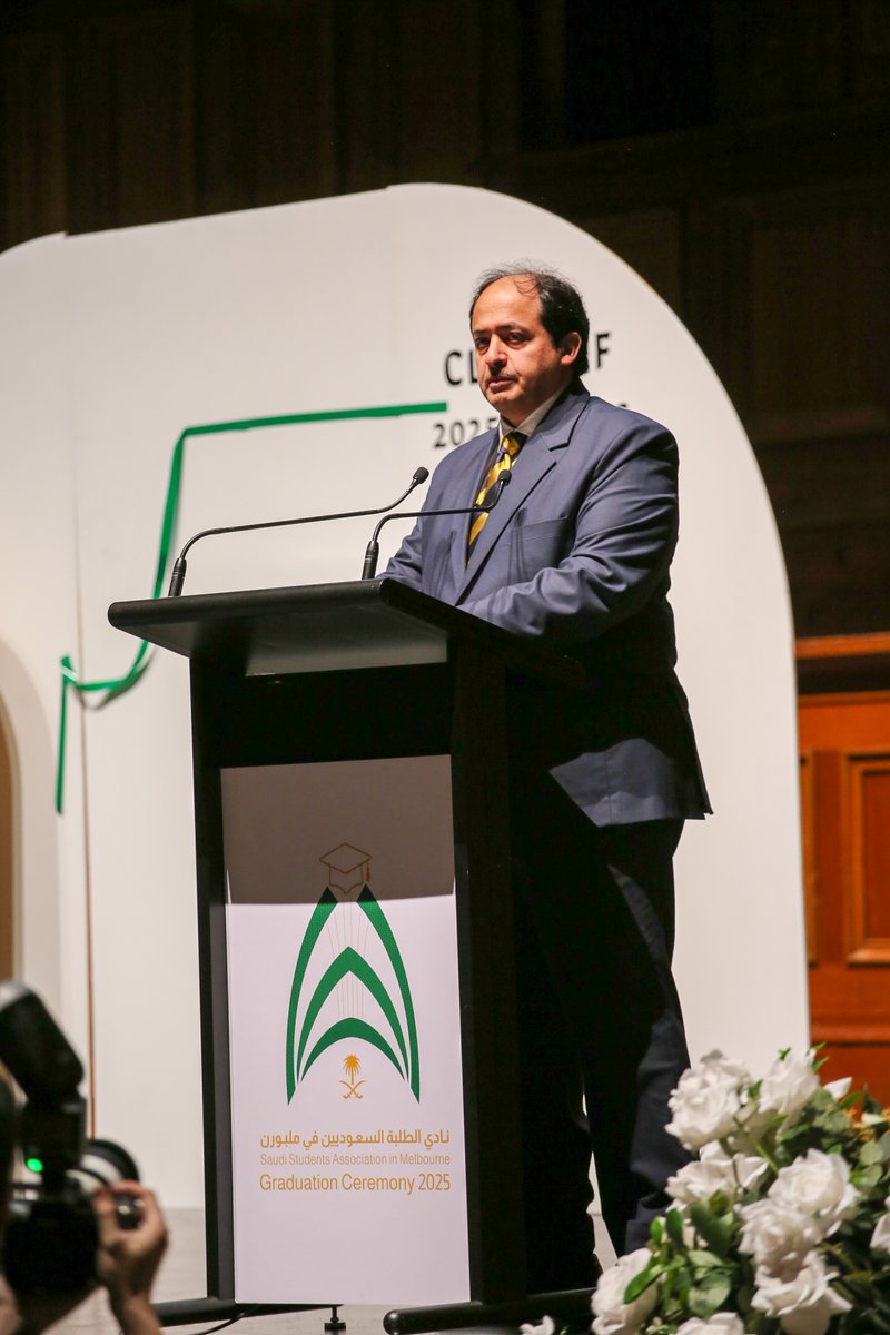 ssamelbourne's tweet image. حفل التخرج للنادي السعودي ملبورن🎓🇸🇦 
ليلة استثنائية احتفلنا فيها بإنجازات أبطالنا، بحضور سعادة الملحق الثقافي د.عبدالباري ورئيس شؤون السعوديين أ.مشعل من لحظة السلام الملكي إلى منصة التتويج كل لقطة تحكي قصة نجاح 🤍 
جاهزين نشوف التفاصيل؟ 👇🏻 
#النادي_السعودي_في_ملبورن #حفل_التخرج