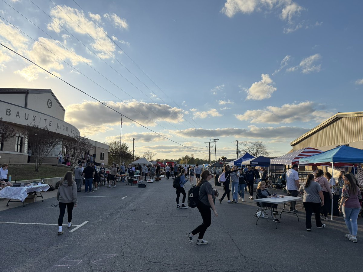 HunterEskola9's tweet photo. Bauxite tailgate! Great support ahead of our First Round Home Game vs Ozark! Thank you all for coming out to support our boys! Can’t wait to see you all at kickoff! Let’s go beat the Hillbillies! Go Miners! 💯🏈⛏️ https://t.co/0BqH5VLjn4