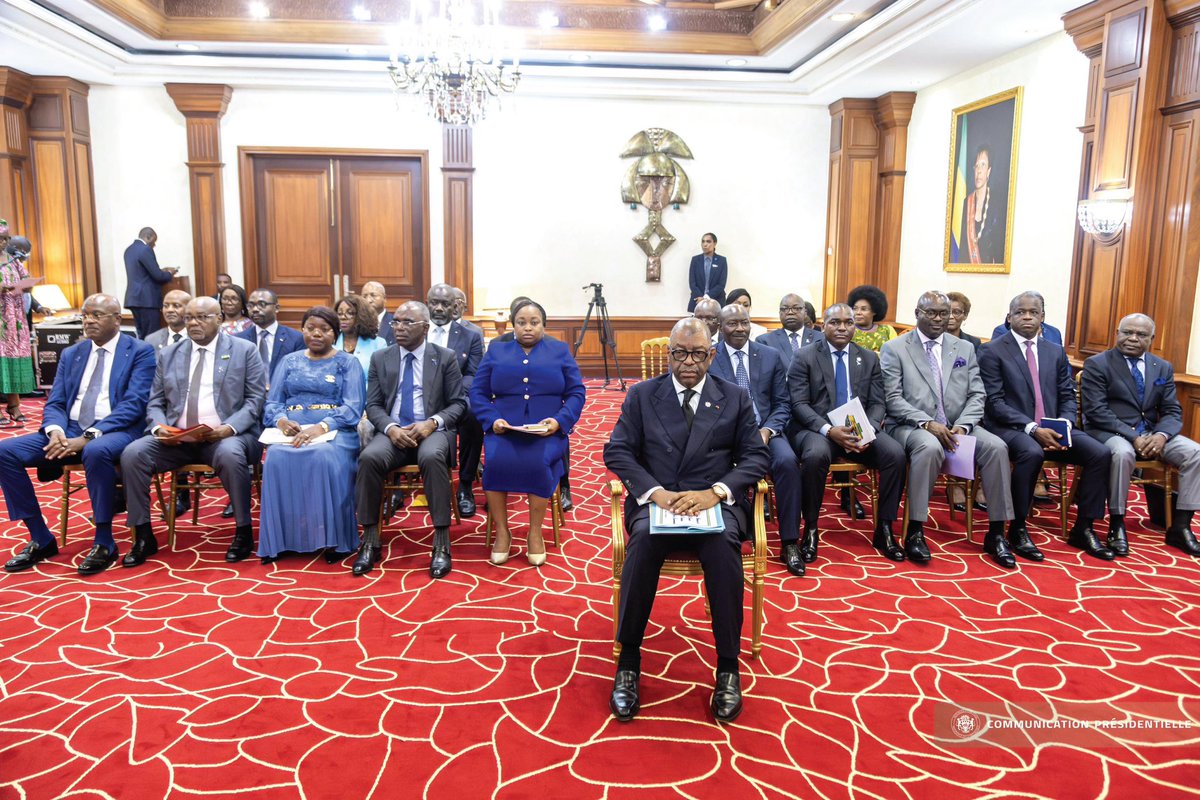 PresidenceGA's tweet image. Le Président @oliguinguema a reçu ce 14 nov. la démission des ministres élus le 12 octobre, conformément à l’art. 73.

Les ministres en poste assureront les affaires courantes et la continuité du service public.

#Gabon #Gouvernement 
#Démission

𝐏𝐨𝐮𝐫 𝐩𝐥𝐮𝐬