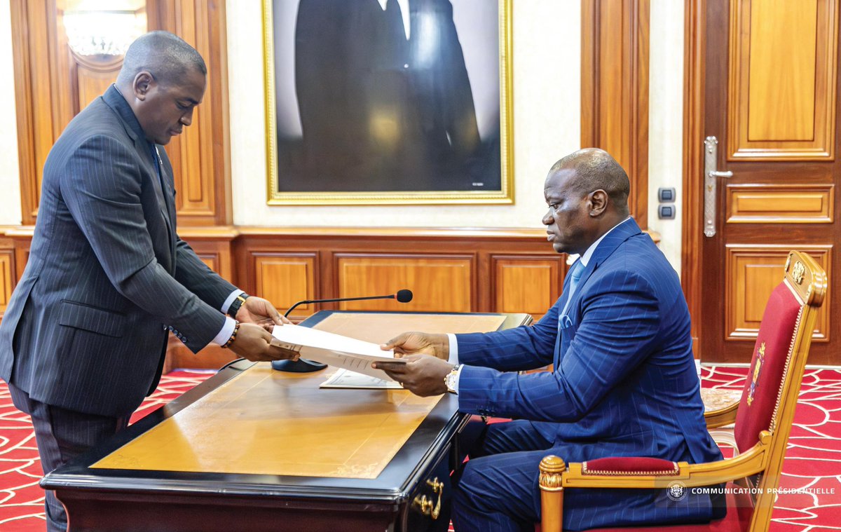 PresidenceGA's tweet image. Le Président @oliguinguema a reçu ce 14 nov. la démission des ministres élus le 12 octobre, conformément à l’art. 73.

Les ministres en poste assureront les affaires courantes et la continuité du service public.

#Gabon #Gouvernement 
#Démission

𝐏𝐨𝐮𝐫 𝐩𝐥𝐮𝐬