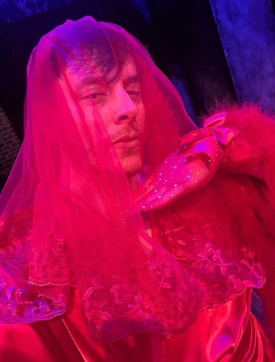 StarFlight4842_'s tweet image. hey, #fanders, I&apos;m putting together a annual E-card ahead of Christmas for Thomas and I need help to decide which image to use on the front of the card:

1) Veiled Thomas
2) Thomas with lights behind him
3) Thomas against a white wall
4) Golden Thomas

poll is below