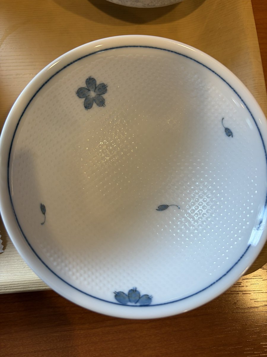 ルートインのお茶碗がしゃもじと同じ加工が施されてるんだけど、「米粒を汚く残してしまう人間がいる」という問題に『運用ではなくシステムで対応する』という姿勢に好感が持てる。