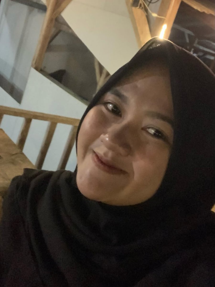 inuruli11's tweet photo. Perasaanku tak menentu melihat langit yang gelap tapi cahaya ada dimana-mana. Kebahagiaan apaa yang mereka rasakan di setiap sudut rumah itu?

#inuruli #nongkrongdibandung #bandung https://t.co/0VnHFBvgUw