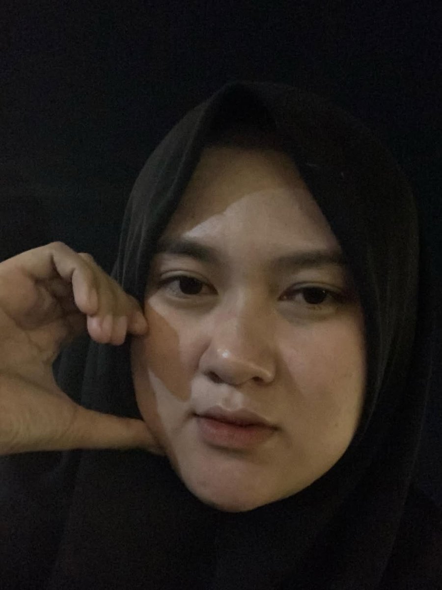 inuruli11's tweet photo. Perasaanku tak menentu melihat langit yang gelap tapi cahaya ada dimana-mana. Kebahagiaan apaa yang mereka rasakan di setiap sudut rumah itu?

#inuruli #nongkrongdibandung #bandung https://t.co/0VnHFBvgUw