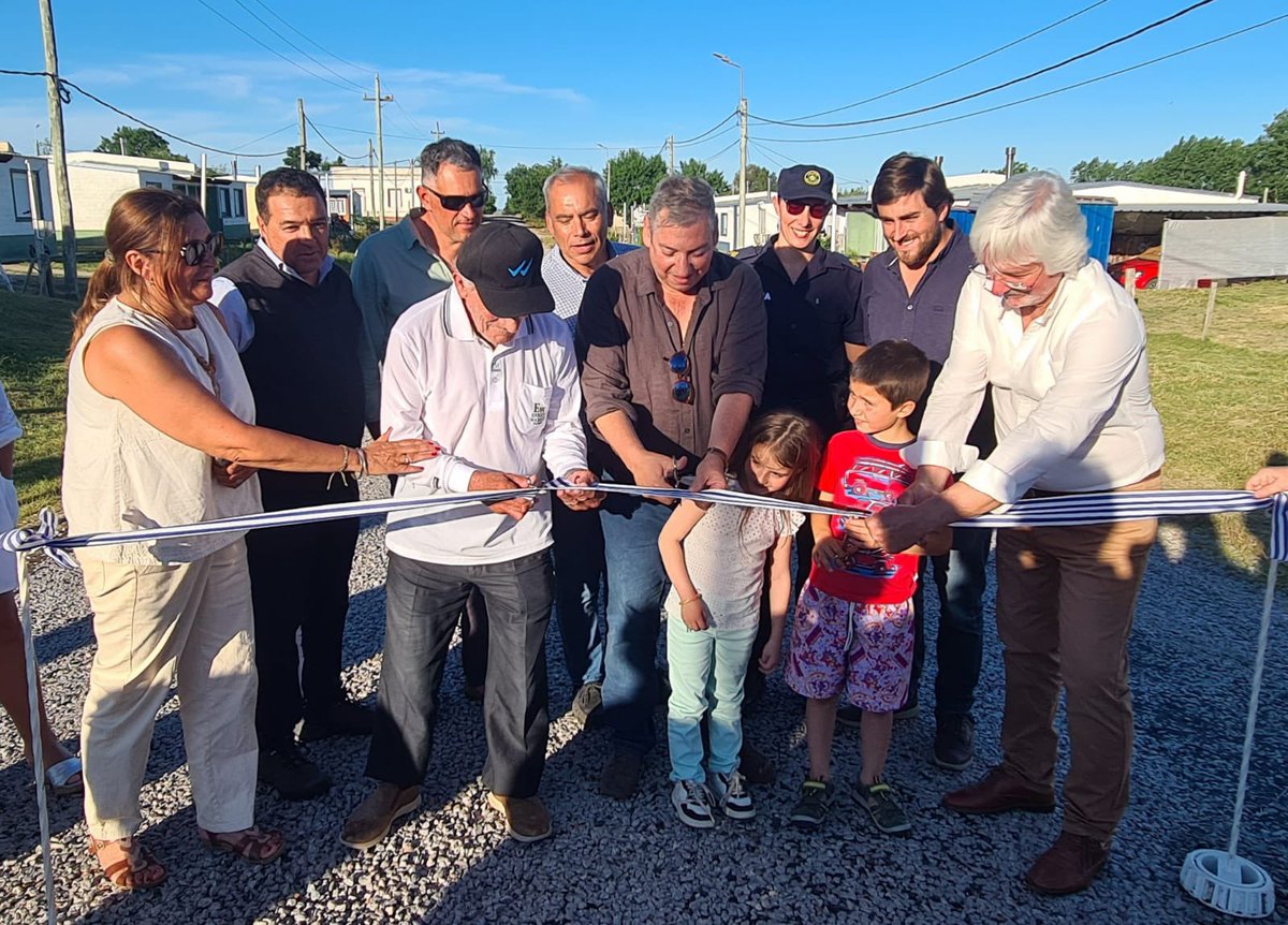 PajaroEnciso's tweet photo. Inauguramos con los vecinos de La Cruz 34 cuadras de tratamiento bituminoso! Muy buen trabajo del personal de Vialidad y Obras municipal. @FloridaIDF https://t.co/vURAreUQPC