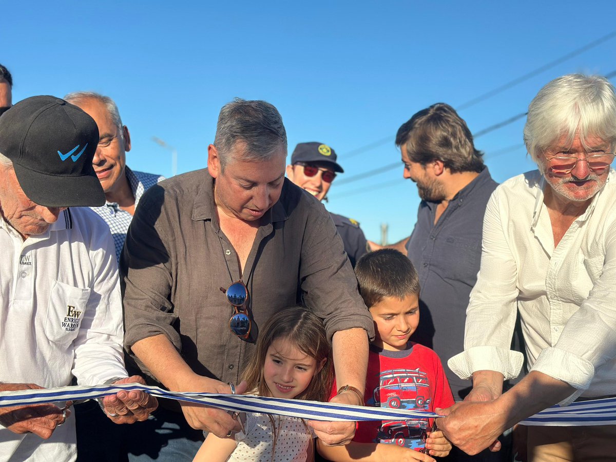 Inauguramos con los vecinos de La Cruz 34 cuadras de tratamiento bituminoso! Muy buen trabajo del personal de Vialidad y Obras municipal. <a href="/FloridaIDF/">Intendencia de Florida</a>