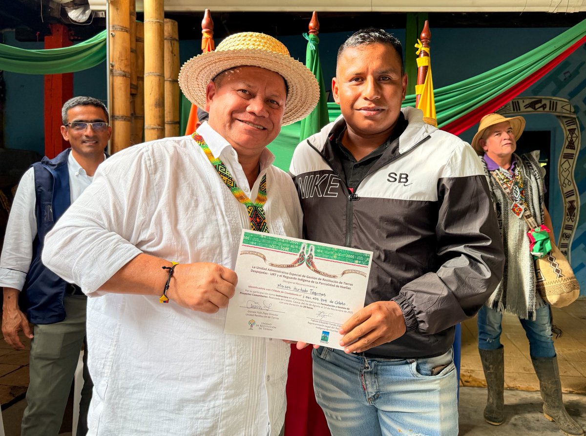 GiovaniYule's tweet image. Hoy cerramos una etapa en el resguardo de Huellas #Caloto , entregando 23 certificaciones a liderazgos que caminaron con disciplina y corazón.

✊🏽Es un orgullo ver cómo cada uno de ellos ahora tiene más herramientas para formular proyectos que dignifiquen a la comunidad, protejan