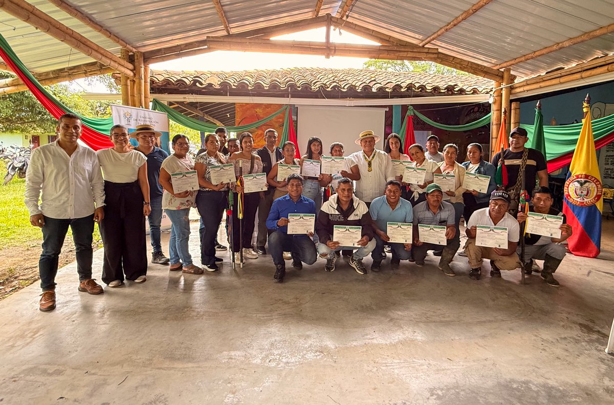 GiovaniYule's tweet image. Hoy cerramos una etapa en el resguardo de Huellas #Caloto , entregando 23 certificaciones a liderazgos que caminaron con disciplina y corazón.

✊🏽Es un orgullo ver cómo cada uno de ellos ahora tiene más herramientas para formular proyectos que dignifiquen a la comunidad, protejan