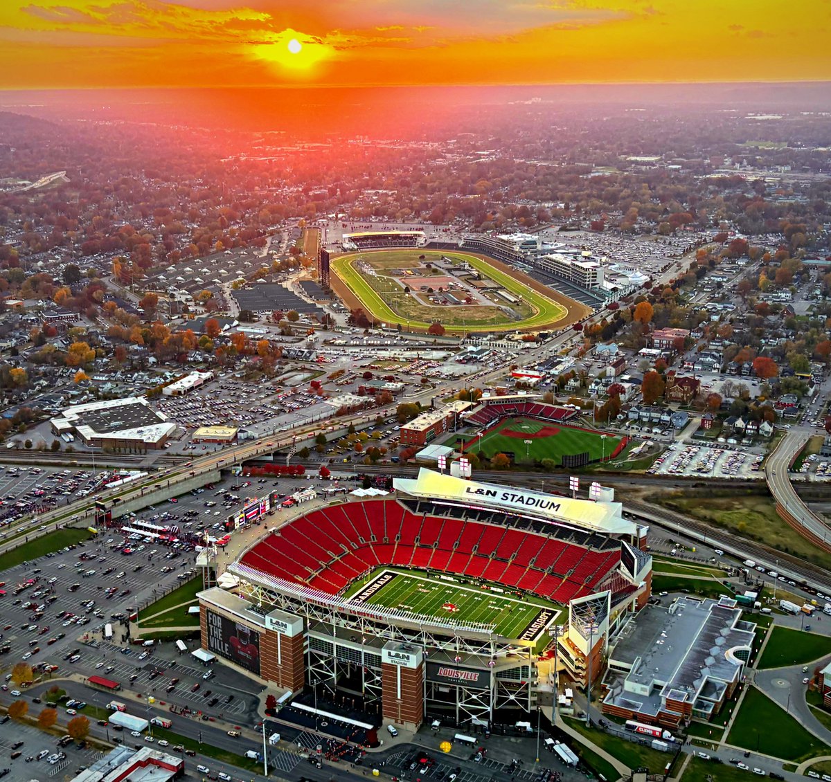 What a view, what great wx this mid November Friday evening.    <a href="/WLKY/">WLKY</a> 
<a href="/ChurchillDowns/">Churchill Downs</a> <a href="/LouisvilleFB/">Louisville Football</a> <a href="/WLKYChopperBill/">Bill DeReamer</a>