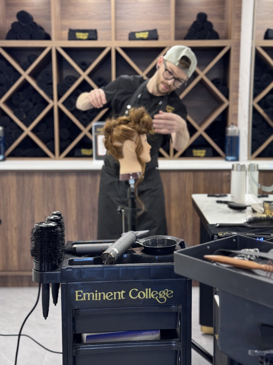 EminentCollege1's tweet image. ✨ Students get time to practice in class — the opportunity to create any look they want. 
Creativity = self-confidence! 💇‍♀️

#BeautySchool #EminentCollege #StudentPractice #Skills #BeautyEducation